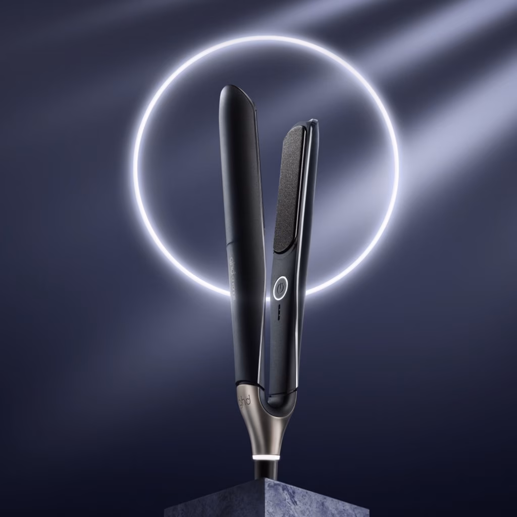 ghd Chronos 造型夾官方主視覺：黑色機身直立擺放